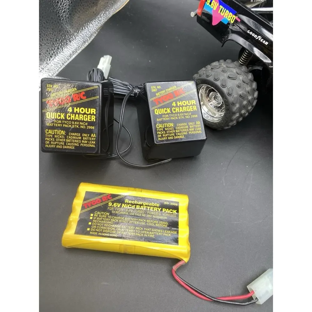 Vtg 90’s TYCO RC 9.6V Turbo Baja Bandit Truck / battery & 2 Chargers . Works !
